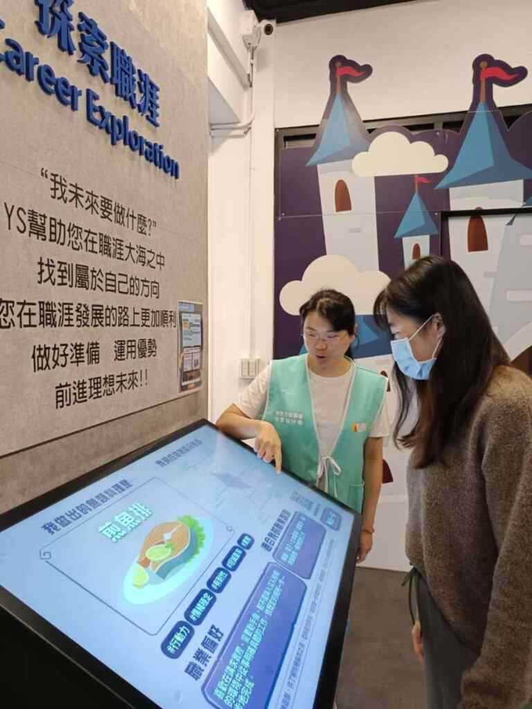 ▲引導民眾透過互動遊戲進行職涯探索。（中彰投分署提供）