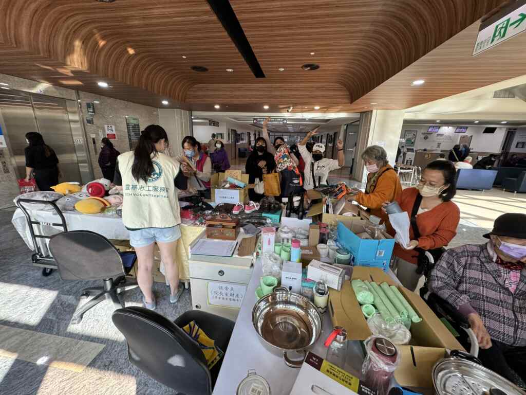 雲林基督教醫院每年都舉辦義賣活動。(記者廖承恩翻拍)