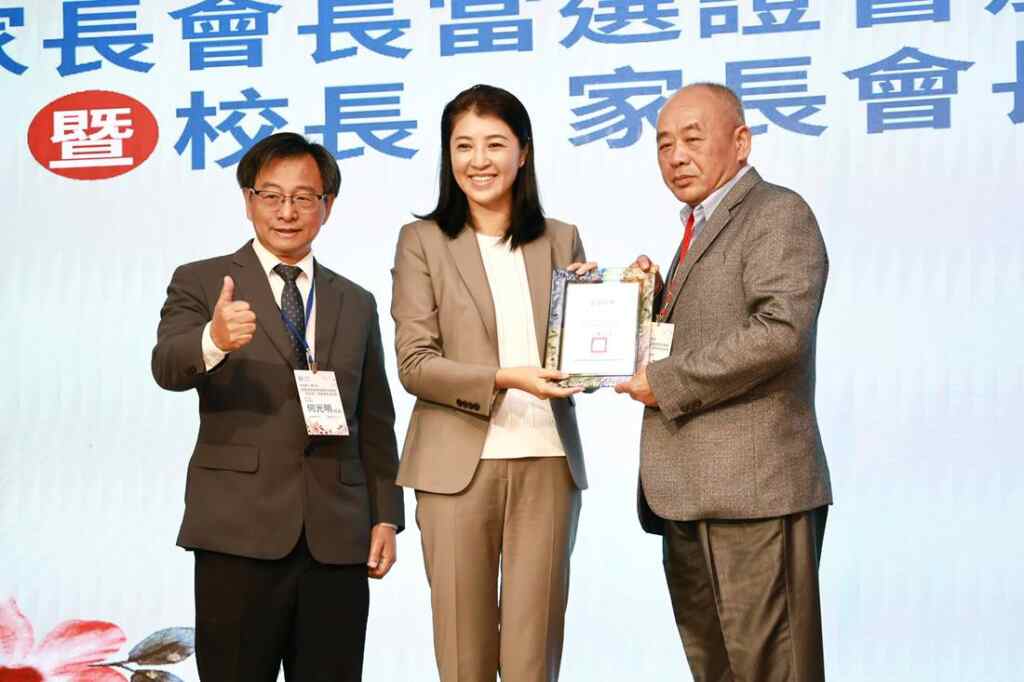 ▲南投縣長許淑華親自一一頒發當選證書給各校家長會長，感謝家長會對學校的支持和協助。（記者張玉泰翻攝）