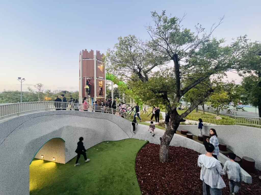 ▲園區內還設置了五感地景設施「秘密樹洞」，通過觸覺、視覺和聽覺等感官體驗。（記者廖妙茜翻攝）