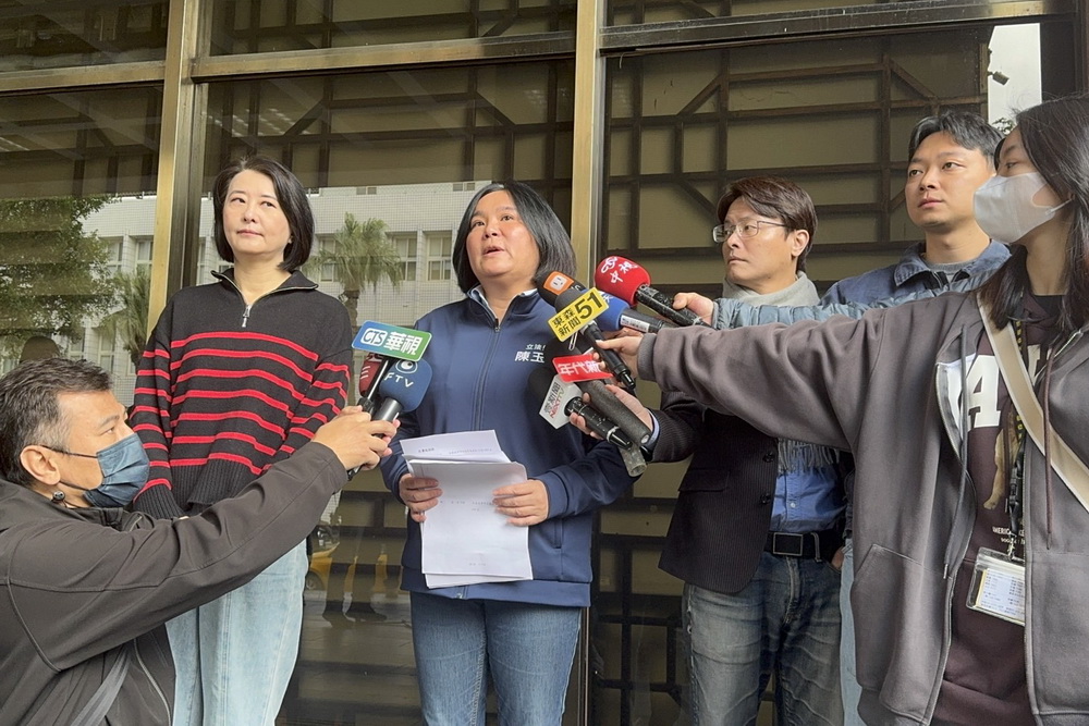 不滿被指「脫衣求碰瓷」 陳玉珍提告吳沛憶求償150萬 244 不滿被指「脫衣求碰瓷」 陳玉珍提告吳沛憶求償150萬 243