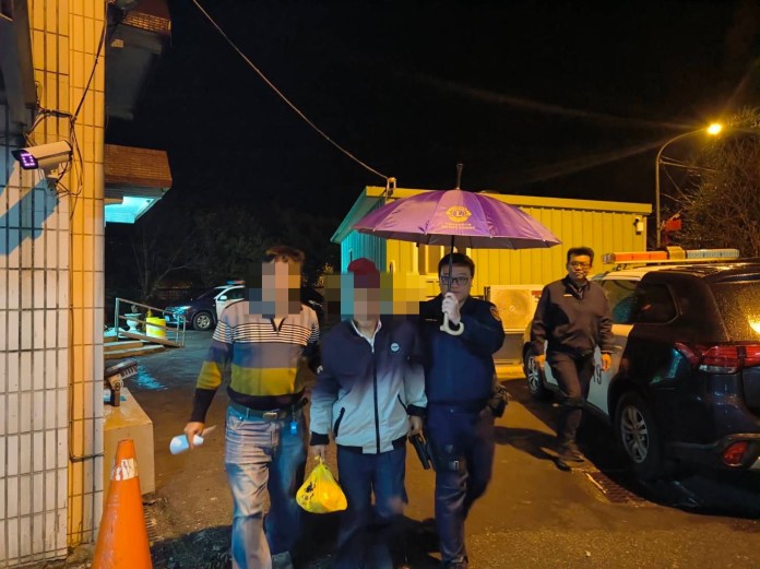 老翁深夜超商前徘徊 大溪警靠他身上「這物」助返家 57 S 225042446
