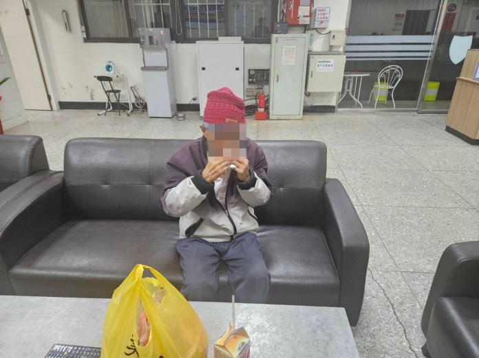 老翁深夜超商前徘徊 大溪警靠他身上「這物」助返家 58 S 225042440