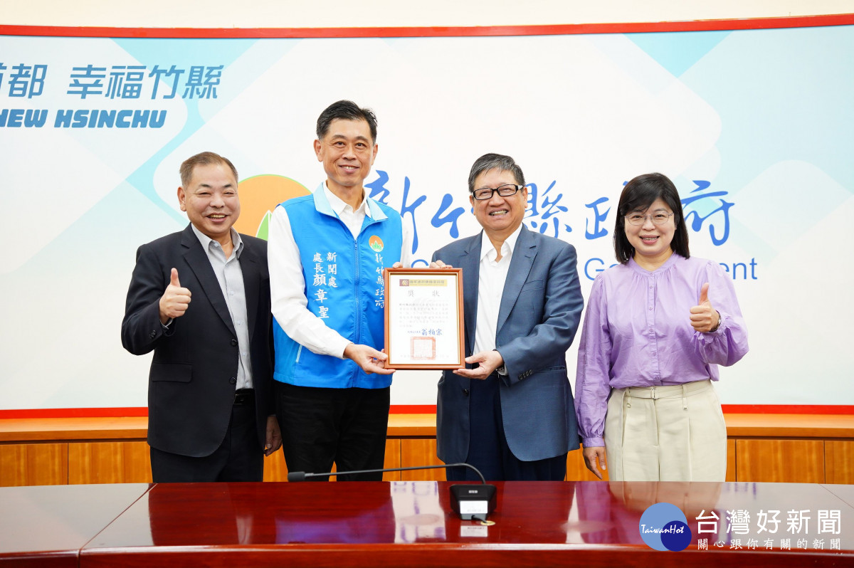新聞處長顏章聖代表獻獎，將榮耀分享給縣長楊文科及全體縣民。