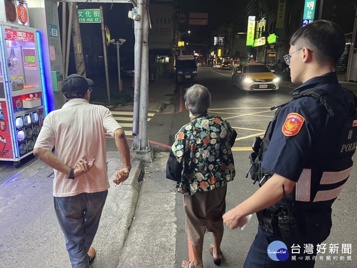 中壢警分局青埔派出所貼心的將迷途30多公里的85歲李婦,載返新北市三重區的家。