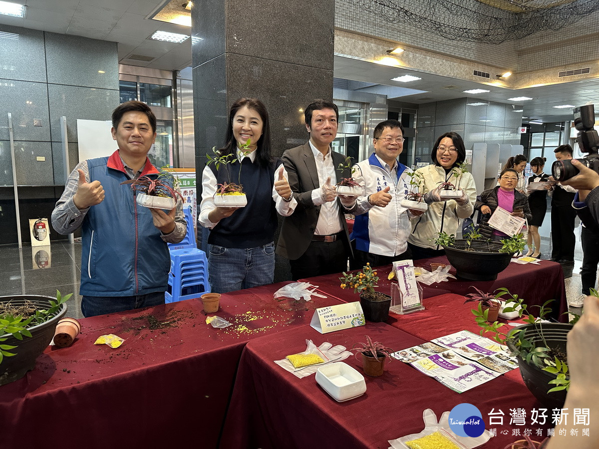 許縣長蔡處長蘇處長等手作迷你盆栽示範。(記者扶小萍攝)