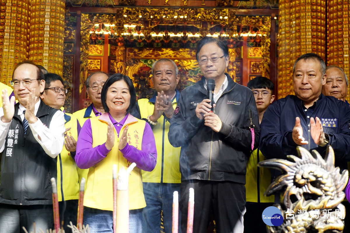 桃園市長張善政於八德三元宮揭匾儀式中致詞。<br /><br />