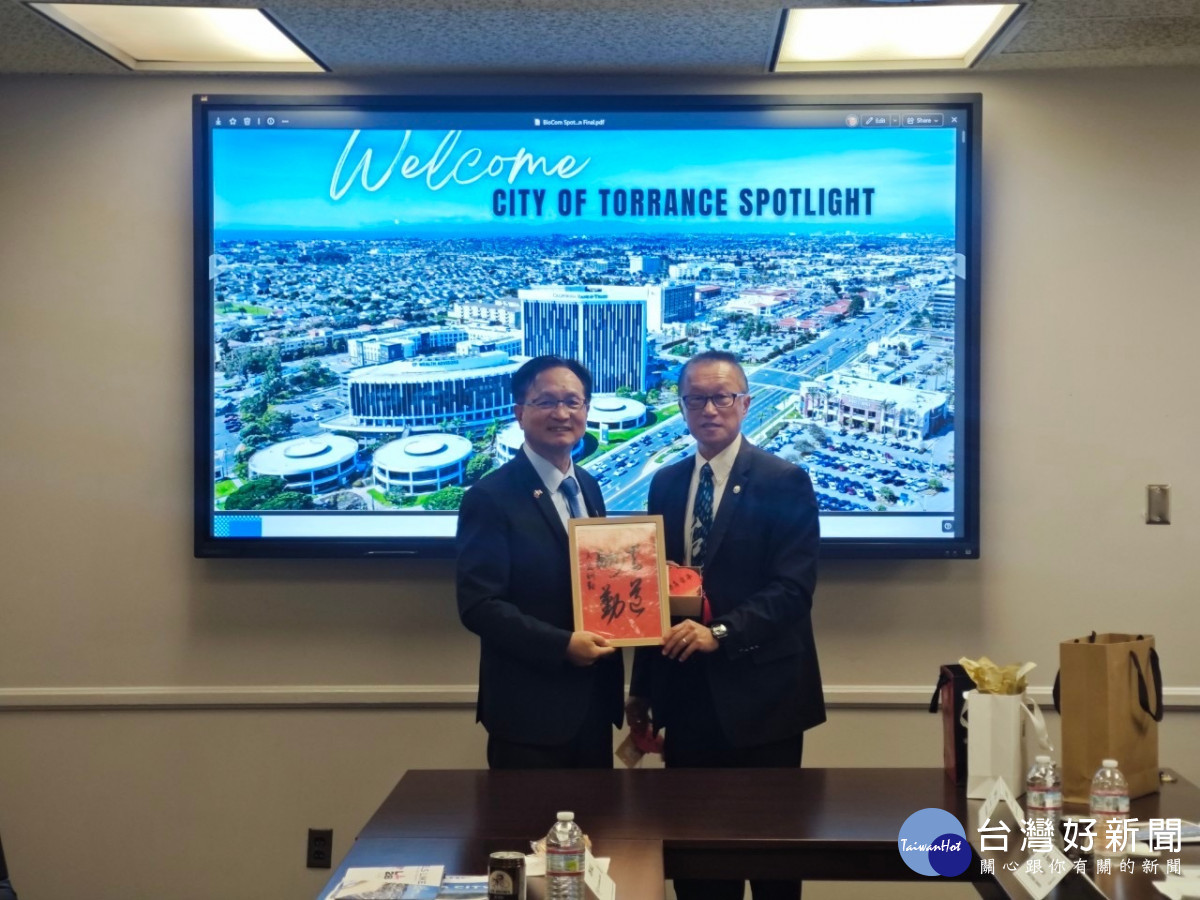 林世賢市長與托倫斯市市長陳光豪(George Chen)於托倫斯市政廳合影。圖／彰化市公所提供