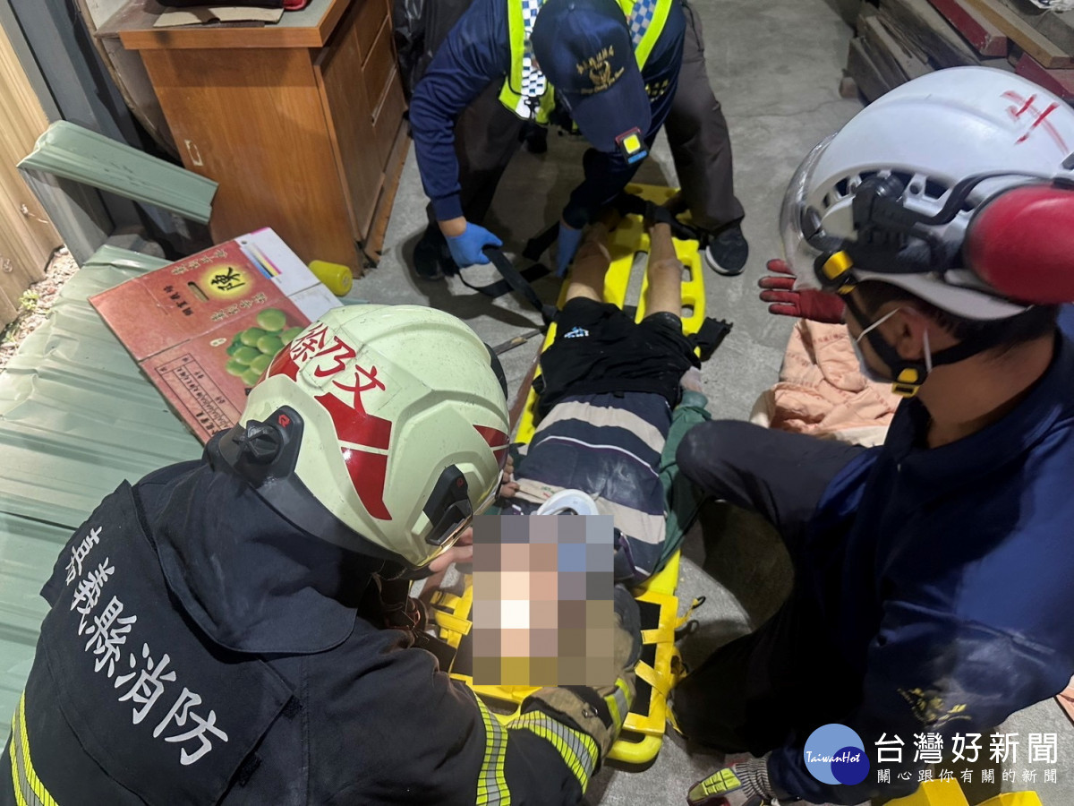 消防人員到場破壞巷內鐵皮順利將被協尋人救出送往嘉義長庚醫院救治/警方提供