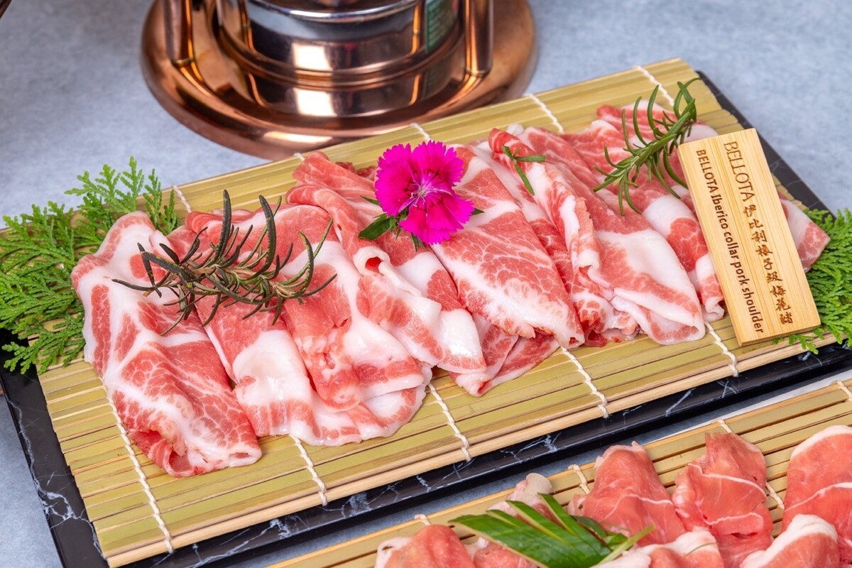 台北凱達大飯店「百鮮打邊爐」鍋物料理，主食提供擁有豬肉中的貴族之稱的「西班牙伊比利豬」，肉色油花分布平均，油脂豐潤不膩口。