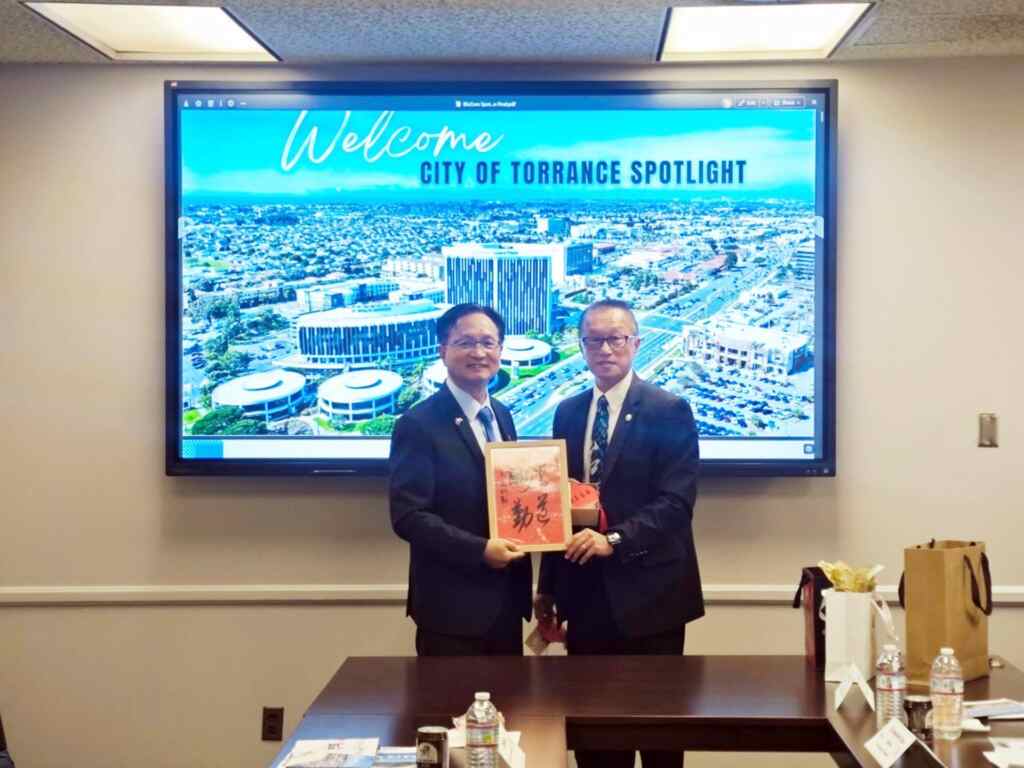 ▲林世賢市長與托倫斯市市長陳光豪(George Chen)於托倫斯市政廳合影。（彰化市公所提供）