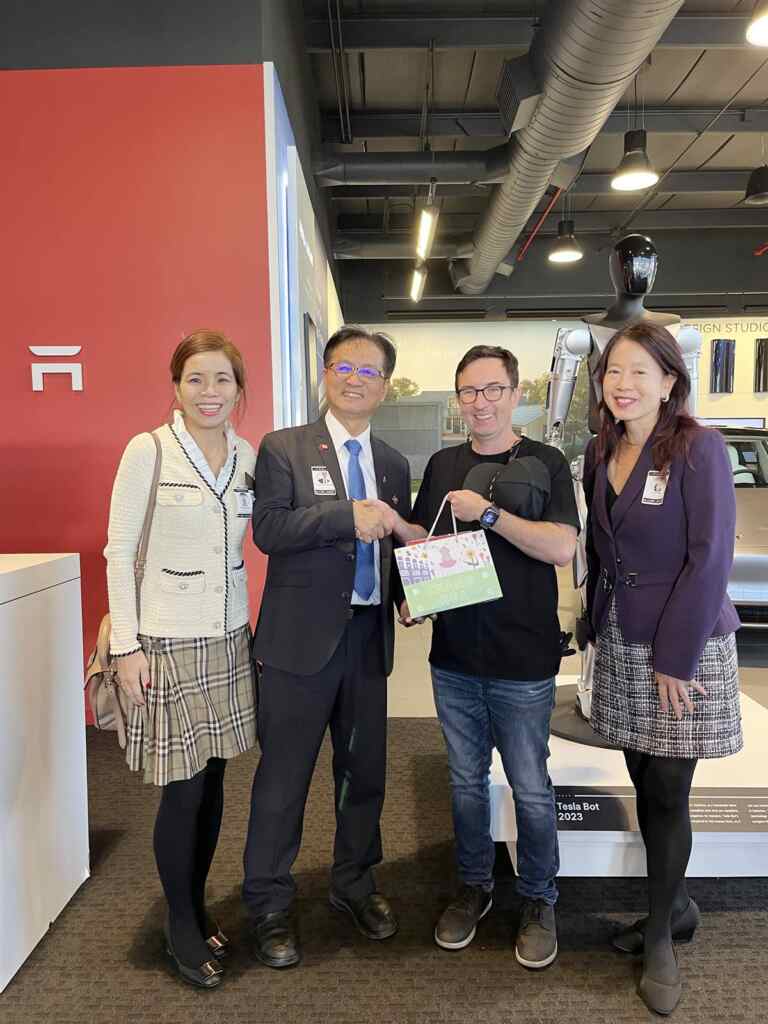 ▲林世賢市長與佛利蒙市市長高敍加(Lily Mei)(右)、市議員黃潔宜(Teresa Keng)(左)及特斯拉公司。（彰化市公所提供）