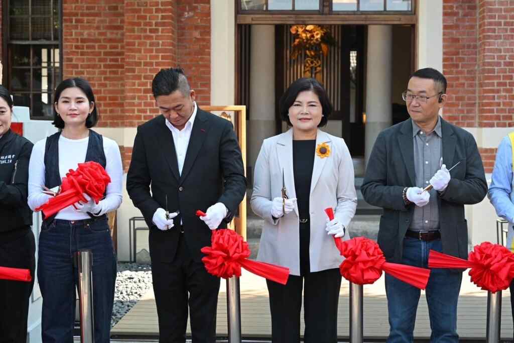 縣長張麗善、議長黃凱等人共同剪綵開幕。(記者廖承恩翻拍)