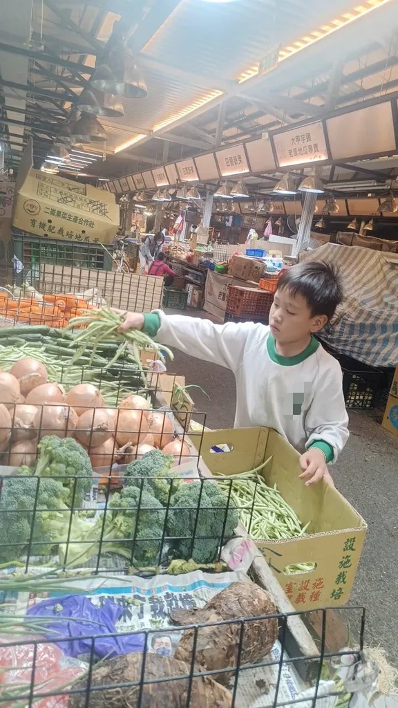 皓辰從小在市場長大 協助家人整理攤位