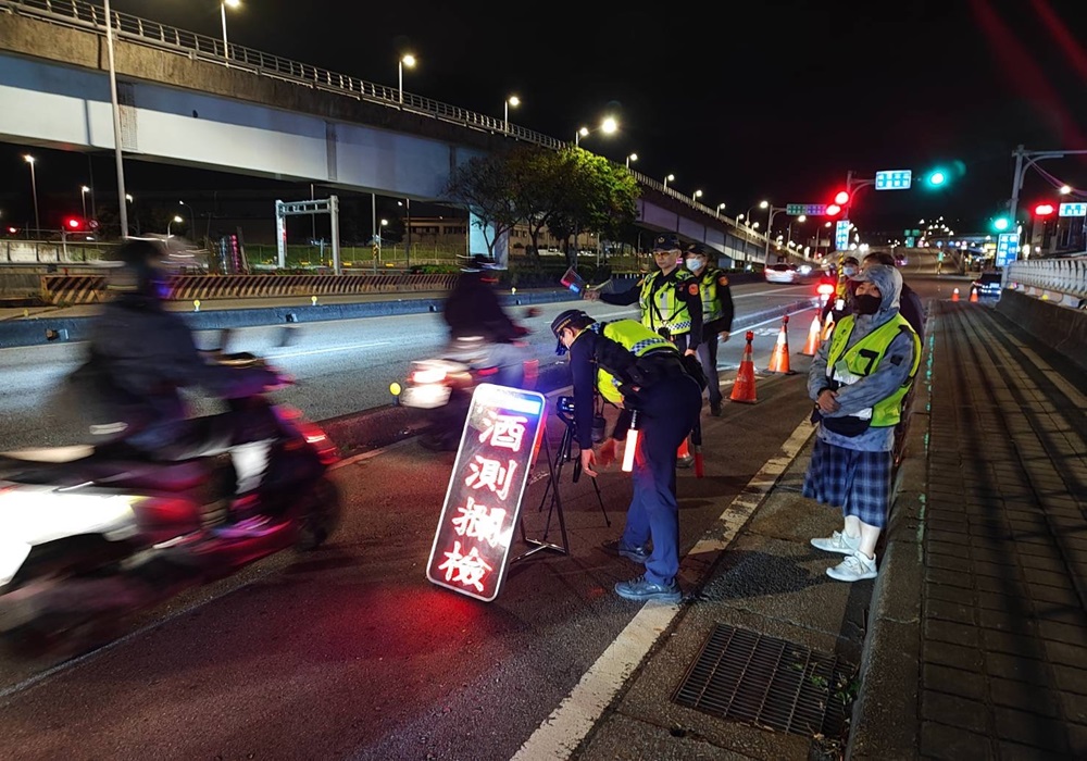 板橋警監強力掃蕩改裝車21件 最重懲處註銷牌照 198 248241210a10