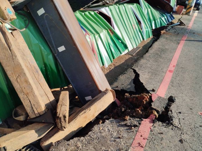 平鎮工地路面塌陷釀意外 吊車「倒栽蔥」掉深坑 58 457822