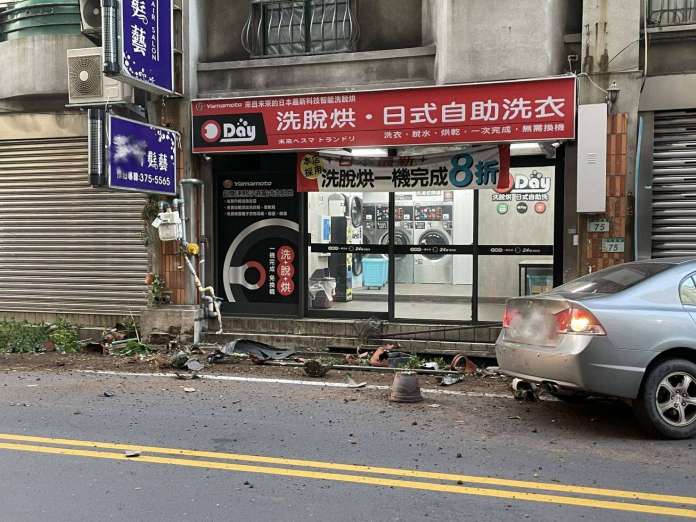 【有片】桃園大豐路自小客失速衝撞 機車與路人遭撞彈飛 80 2023879 0