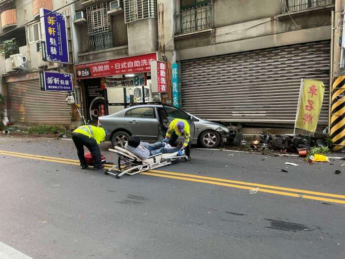 【有片】桃園大豐路自小客失速衝撞 機車與路人遭撞彈飛 81 2023882 0