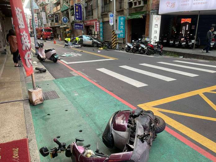 【有片】桃園大豐路自小客失速衝撞 機車與路人遭撞彈飛 82 2023884 0