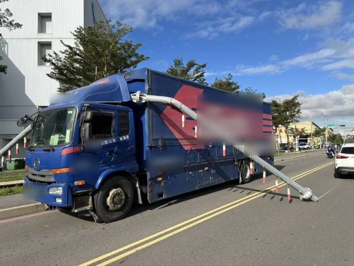 慘!蘆竹大貨車狠撞限高架 轎車無辜遭波及 58 546055