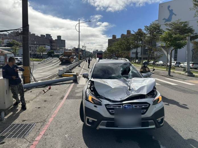 慘!蘆竹大貨車狠撞限高架 轎車無辜遭波及 59 546057