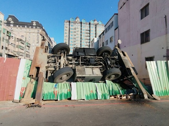 平鎮工地發生起重機翻覆導外 勞檢處籲做好這些事加強防範 58 messageImage 1733809436765