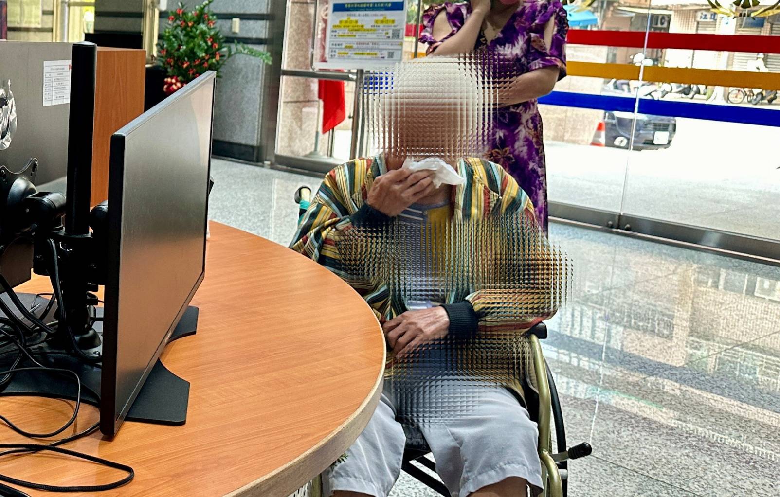 百歲阿嬤在外籍看護的陪同下,進入寧夏路派出所請求協助尋找失聯多時的孫子。(記者 黃荷琇翻攝)