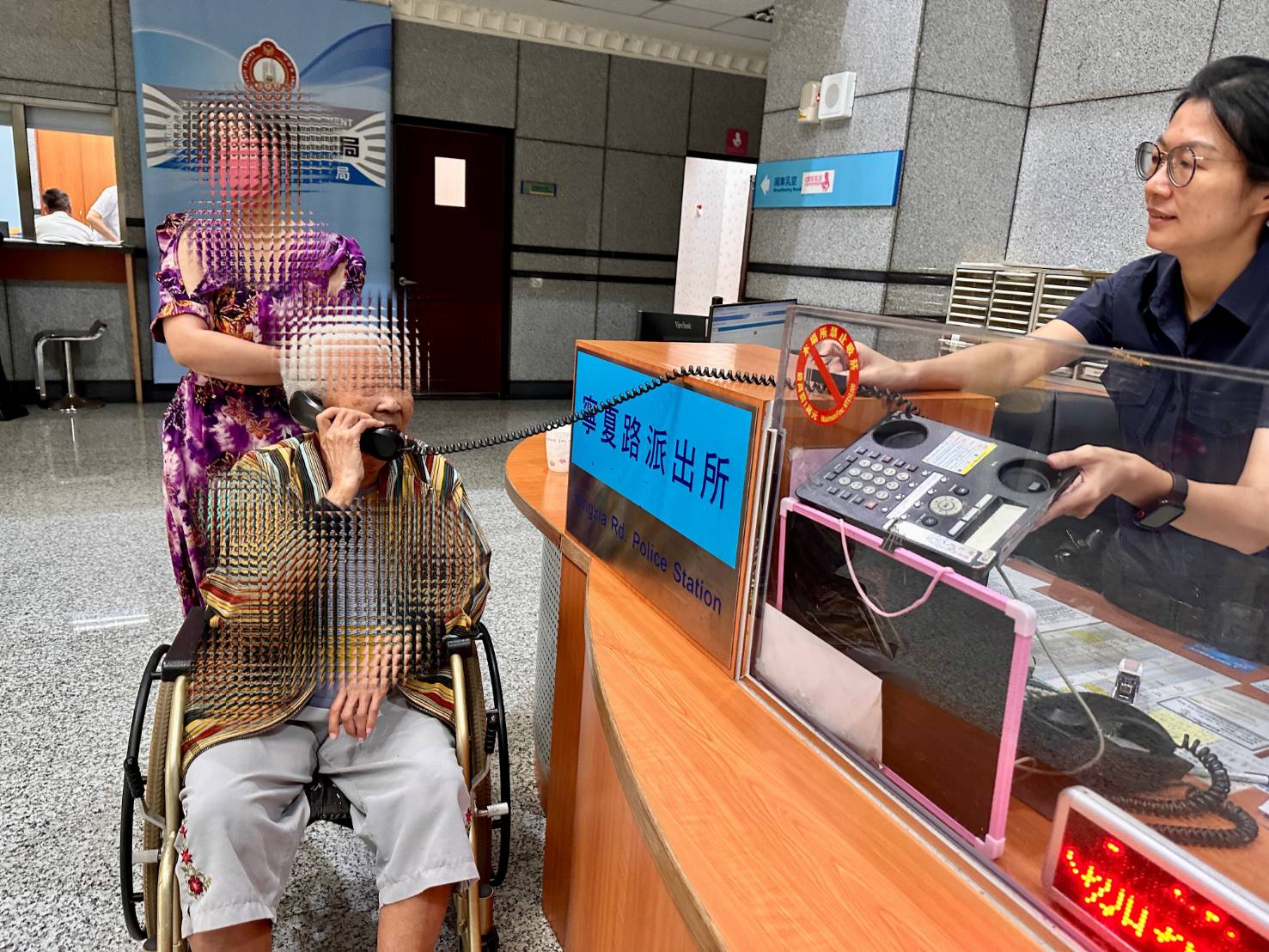 員警協助撥通孫兒電話,證實虛驚一場。(記者 黃荷琇翻攝)