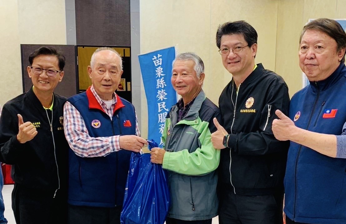 中華民國退伍軍人協會吳其樑理事長(左2)與苗栗縣榮民服務處柯長榮副處長(右2)頒贈善心物資。(記者 張艷君翻攝)
