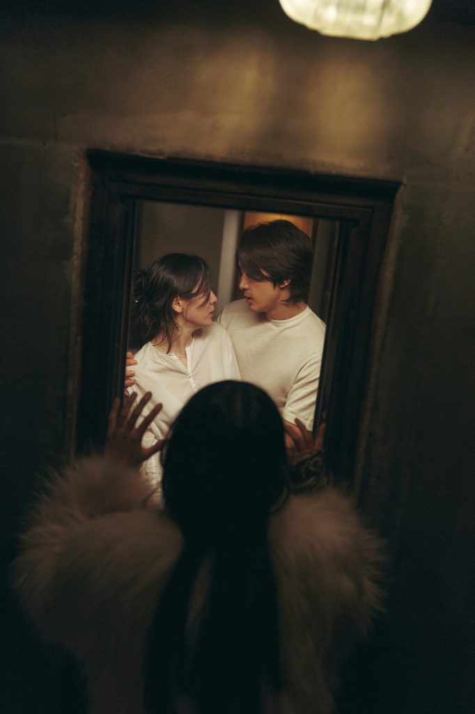 韓國驚悚情慾鉅獻《窺鏡》獲韓媒一致好評《財閥家的小兒子》朴智炫全裸出演！