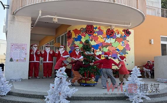 虎尾非營利幼兒園心百位師生讓「虎愛飛揚、心願再現」 聖誕公公專車啟程送雲林家扶願樹禮物