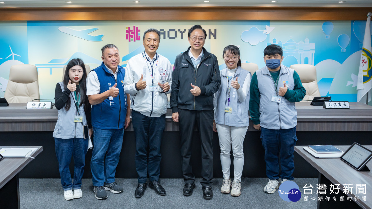 桃園市長張善政接受經發局呈獻榮獲經濟部「113年度工廠校正及營運調查『績優單位團體獎』」合影。