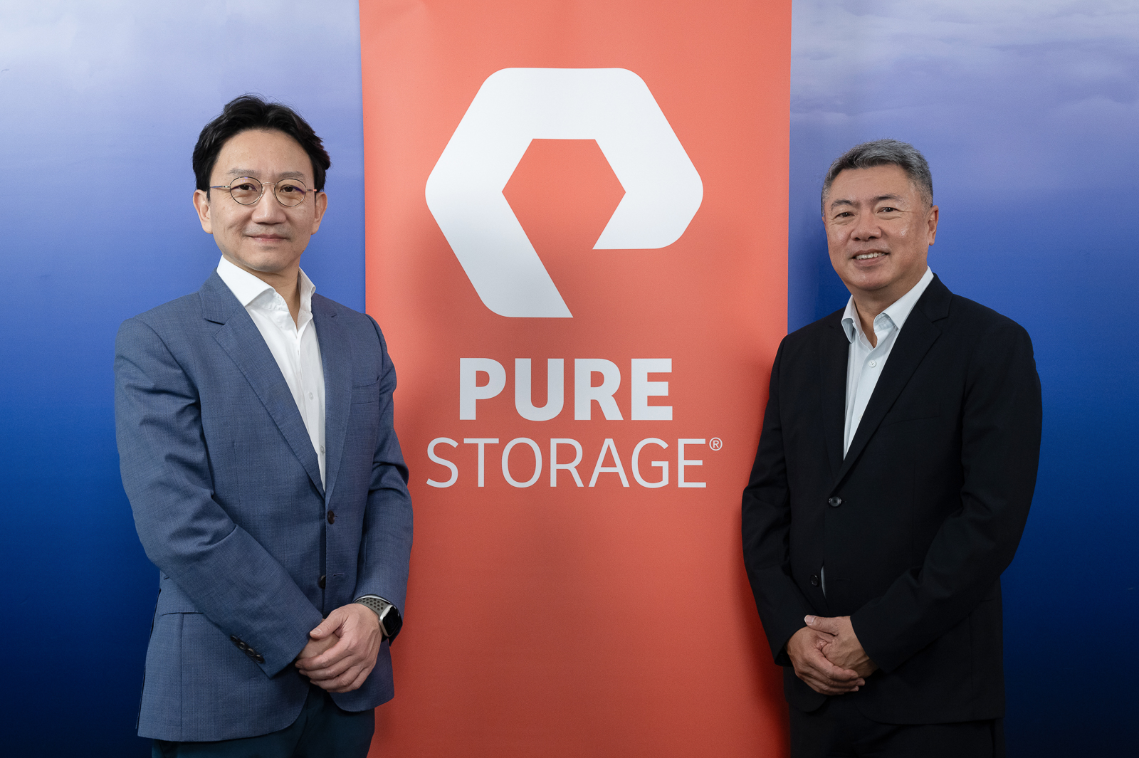 圖為Pure Storage亞洲區副總裁張思華(右),Pure Storage台灣區總經理周正平(左)。