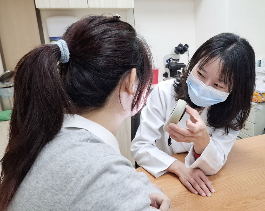 圖／吳家華醫師提醒，蠕形蟎蟲症以毛孔粗大伴隨粗糙脫屑的「毛孔性糠疹」，是最常見的形態，若誤用藥物加速惡化，應盡早就醫。（衛福部臺北醫院提供）