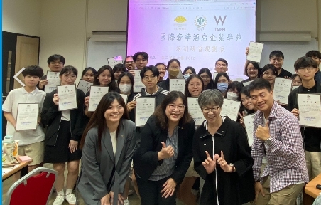 ▲圖;「國際奢華酒店企業學苑專班」,32名學生參與為期三天18小時的密集培訓課程順利落幕。( 記者李堂安翻攝)