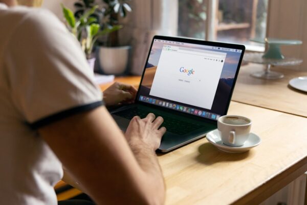 谷歌(GOOGL-US)近期宣佈推出其最新量子運算晶片「Willow」,聲稱在量子運算領域實現了重要里程碑。圖/unsplash