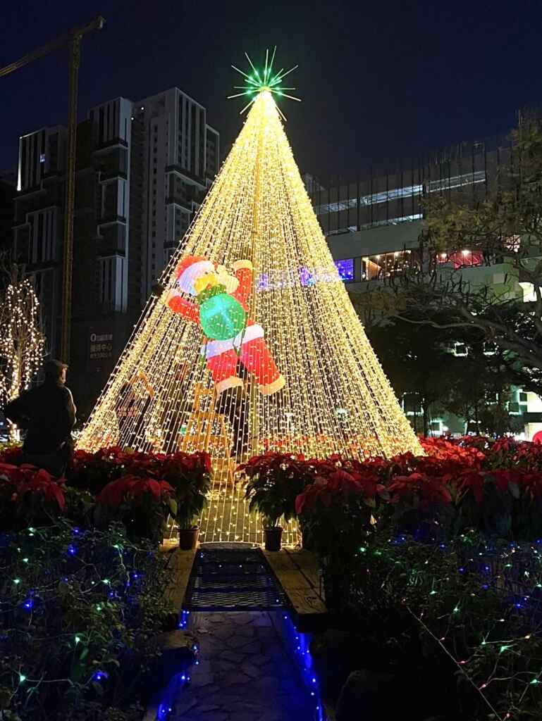 ▲聖誕老公公在燦爛的五彩球球間展開一場奇幻冒險尋找回家的路。（台中市政府建設局提供）