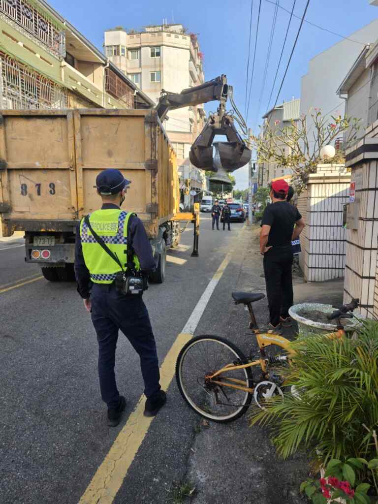 斗六警方與斗六清潔隊共同清除道路障礙。(記者廖承恩翻拍)