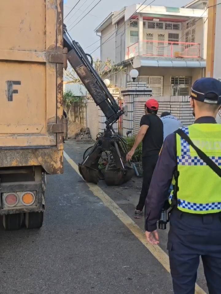 清道專案運用清潔隊電動大爪清除路障盆栽。(記者廖承恩翻拍)