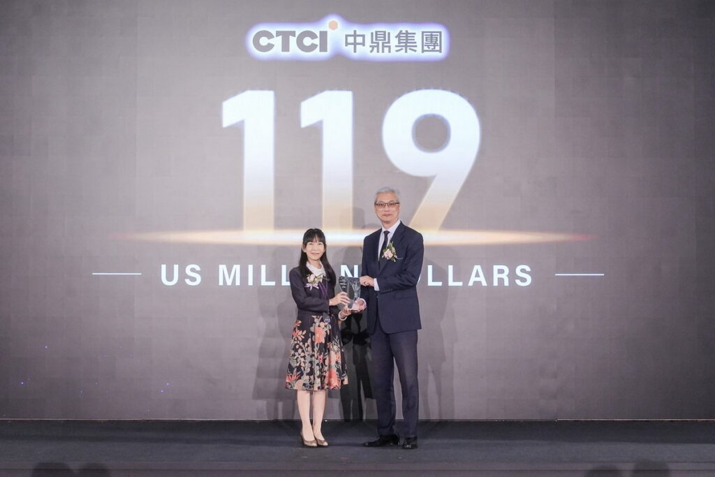 中鼎集團品牌管理部胡美貞經理（左）代表出席頒獎典禮，接受經濟部產發署副署長鄒宇新表揚。