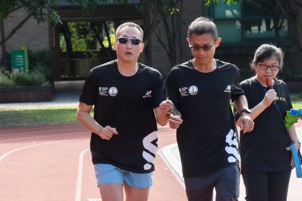臺灣首位挑戰波士頓馬拉松的視障跑者洪國展(圖左)強調：「視障不是限制，是無限可能，希望透過馬拉松，讓外界用全新的角度看待視障者。