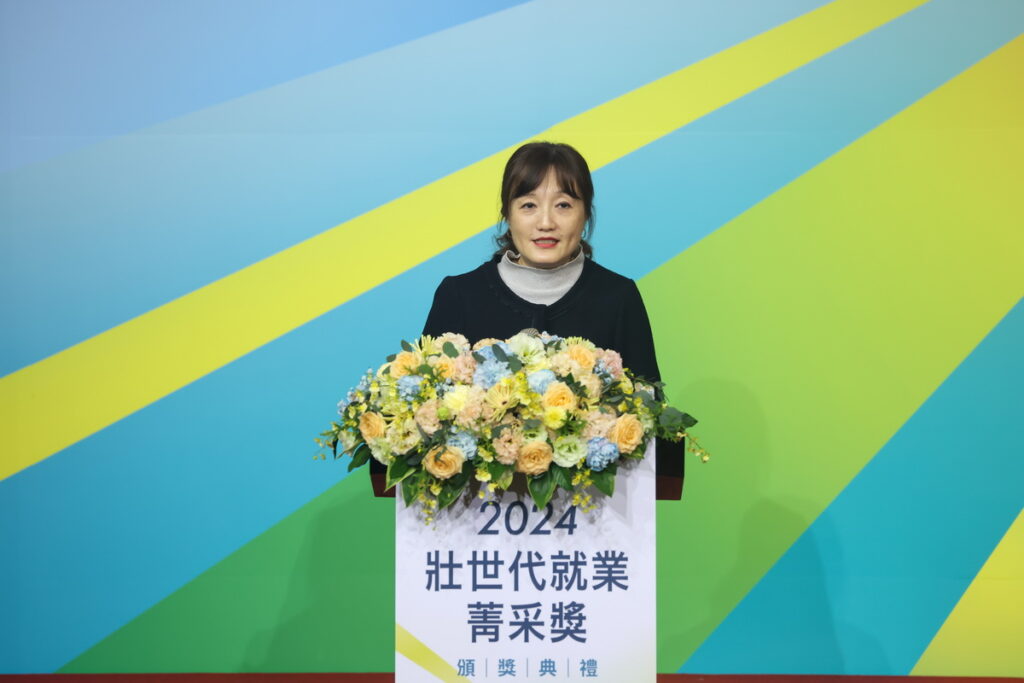 勞動部參事賀麗娟蒞臨2024壯世代就業菁采獎頒獎典禮