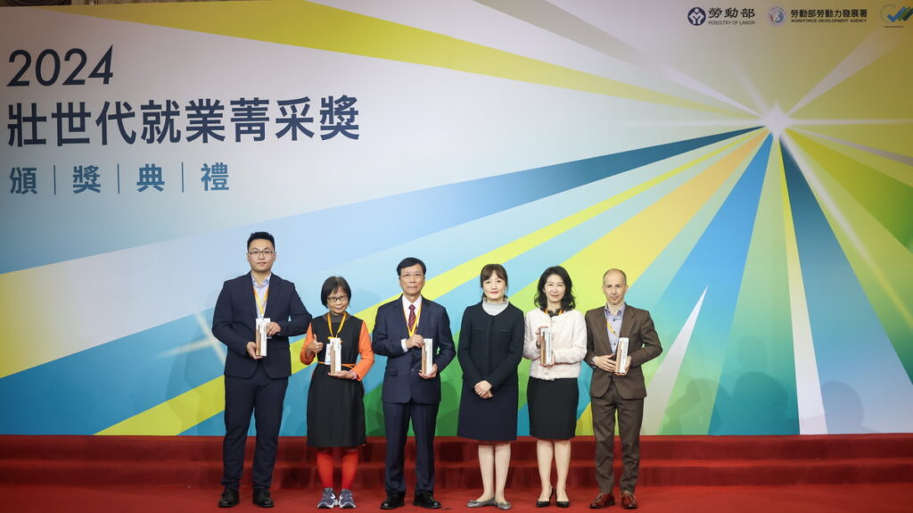 勞動部參事賀麗娟-右3-於2024壯世代就業菁采獎頒獎典禮與世代共榮組事業單位合影