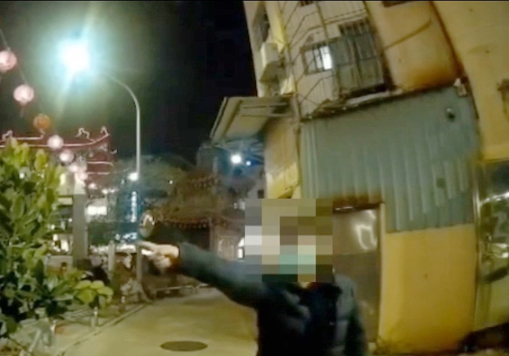 不顧危險噴槍燒金紙 女子槓廟方遭警送辦 199 248241211a01