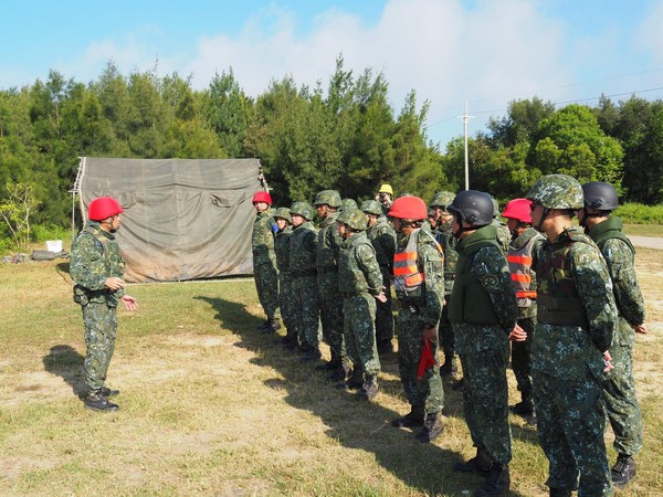 小兵不服管教問候副排長媽媽 法官送他進苦窯蹲半年 196 小兵不服管教問候副排長媽媽 法官送他進苦窯蹲半年 195