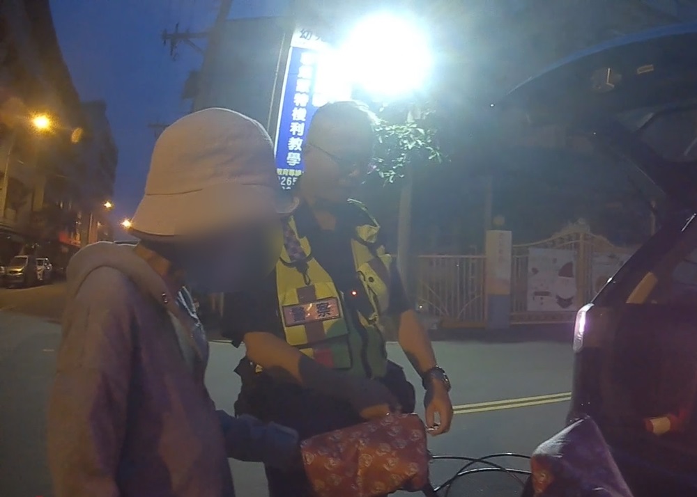 採買竟成單車耐力賽 路人攔警車結束失智婦 22小時長征 200 cnews204241211a07