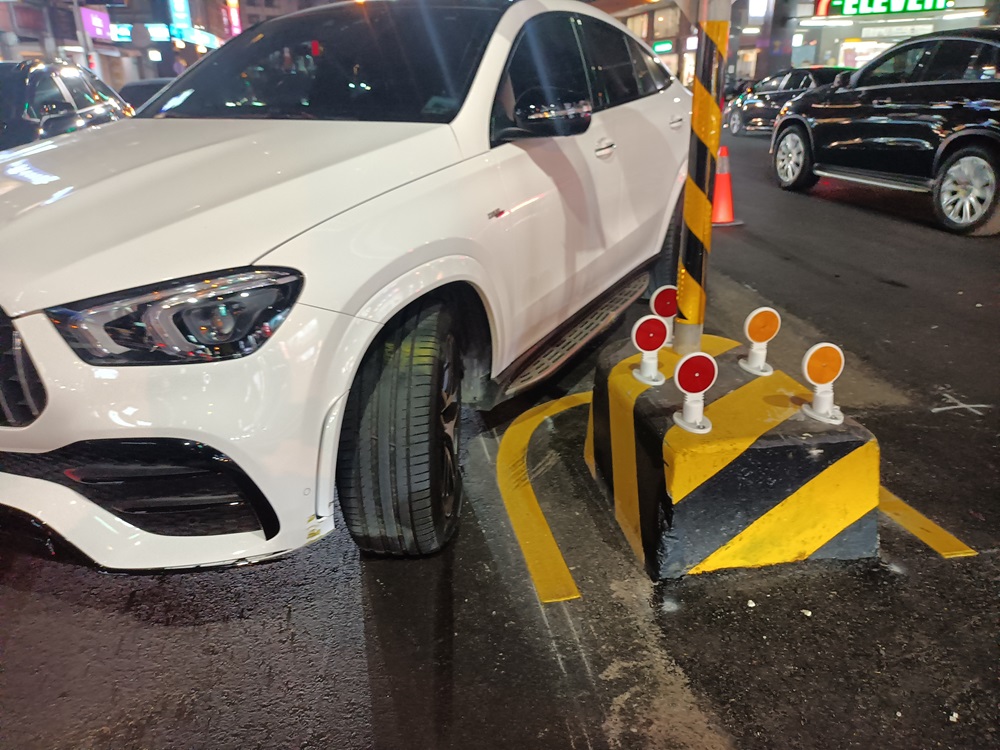 行人庇護島撞不停 警籲開車注意車前狀況 217 cnews204241211a08