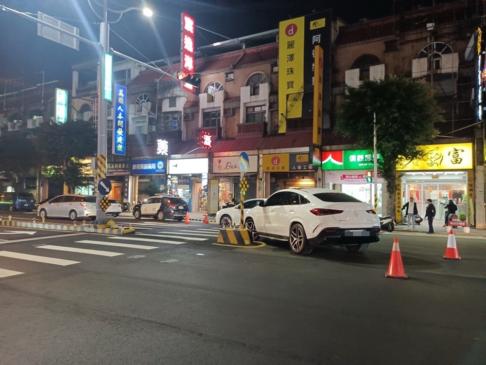 行人庇護島撞不停 警籲開車注意車前狀況 218 cnews204241211a09