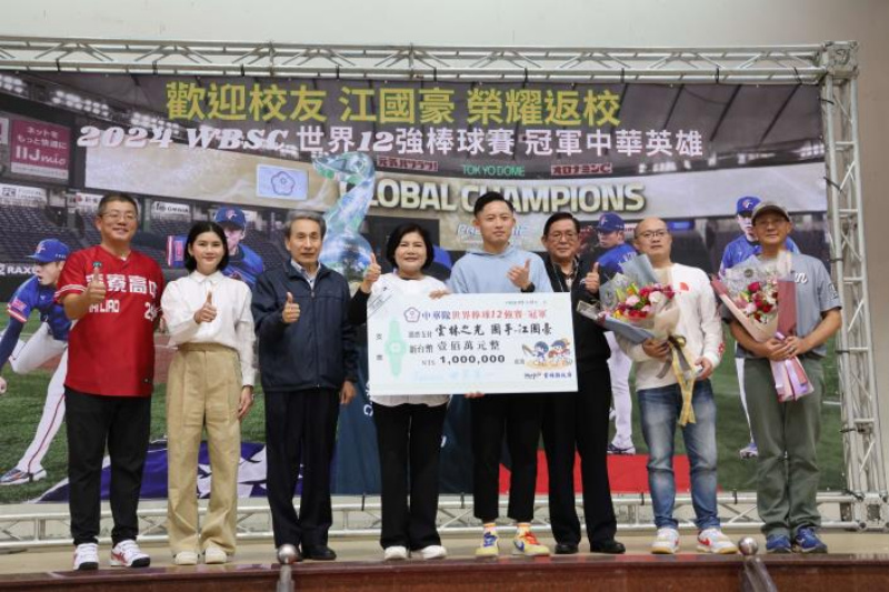 王牌投手江國豪返母校 張麗善頒發100萬獎勵金