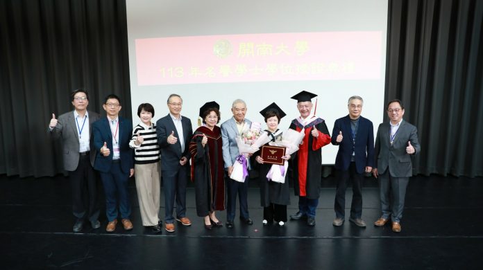 開南大學高教深耕計畫成果豐碩 激發學子創新思維與社會責任感 83 游林玉春女士榮獲開南大學榮譽學士學位與校方及家人合影 0 scaled